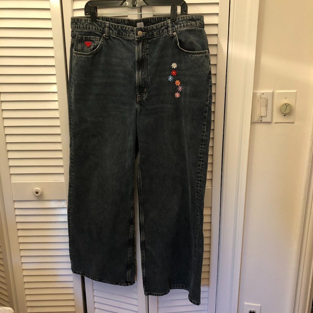 H&M Divided women flowery jeans, embroidered flowers and heart, measures approxi